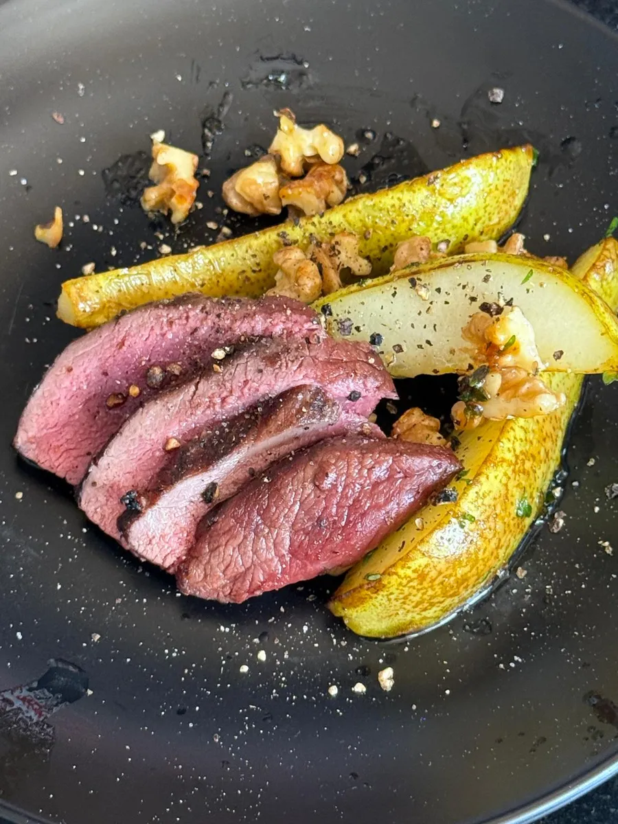 Tranchiertes Steak mit Grillgemüse